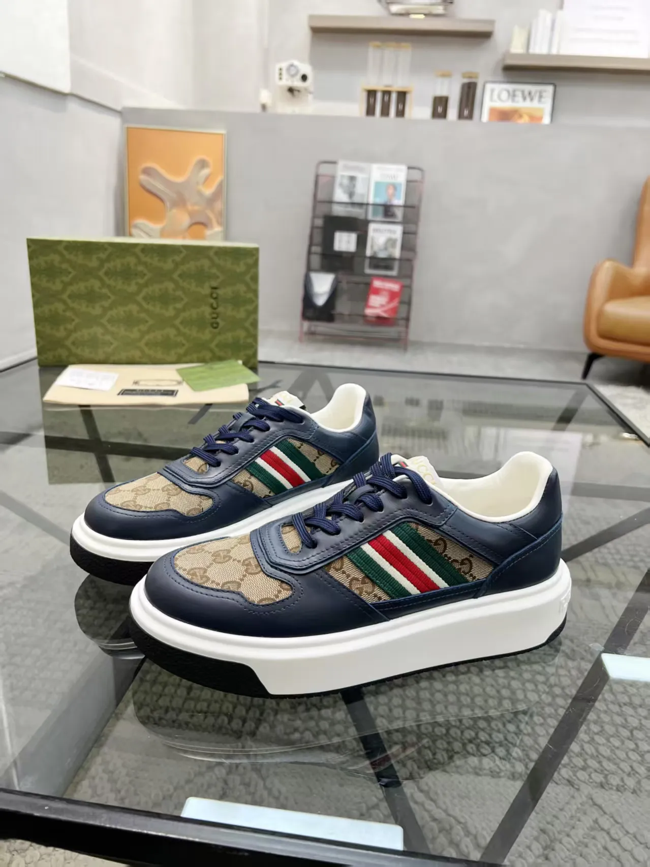 Factory price: 460💰Gucci’s new men’s shoes GUCCI] latest shoes shipped. Original quality, fashionable, made of special materials, sheepskin lining, brand new packaging. The foot feels super comfortable and the workmanship is impeccable. Size: 38-44, customized 45